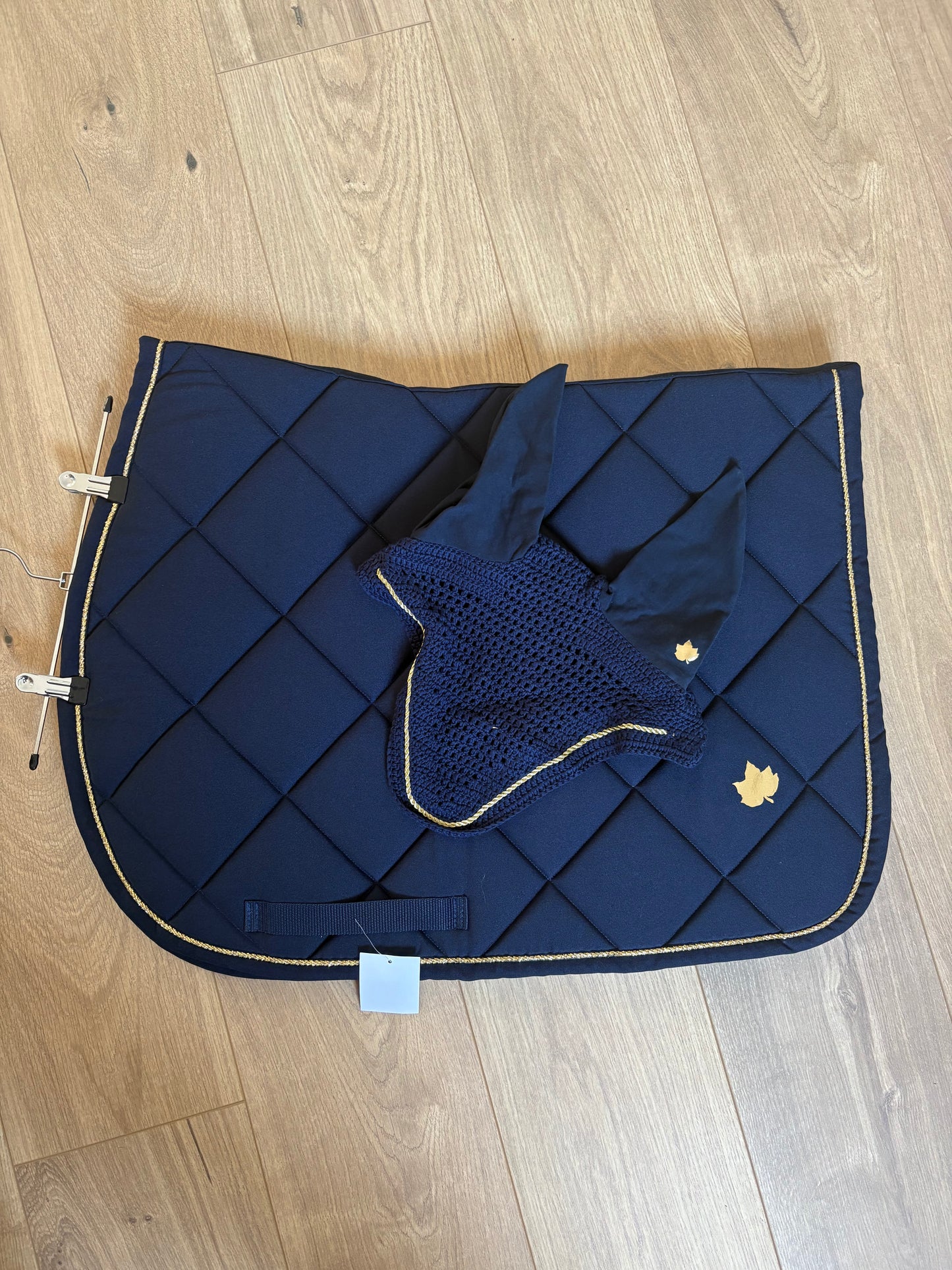 Bonnet + Tapis cheval bleu marine avec logo brillant