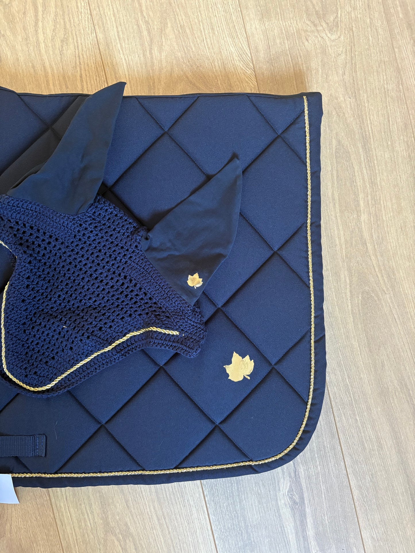 Bonnet + Tapis cheval bleu marine avec logo brillant