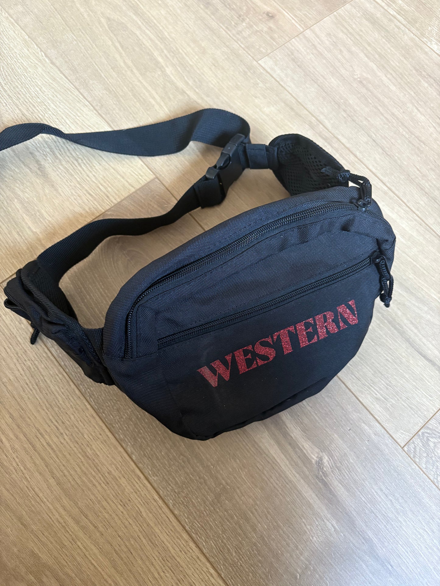 Banane “Western” noire – Multi-poches & paillettes rouges
