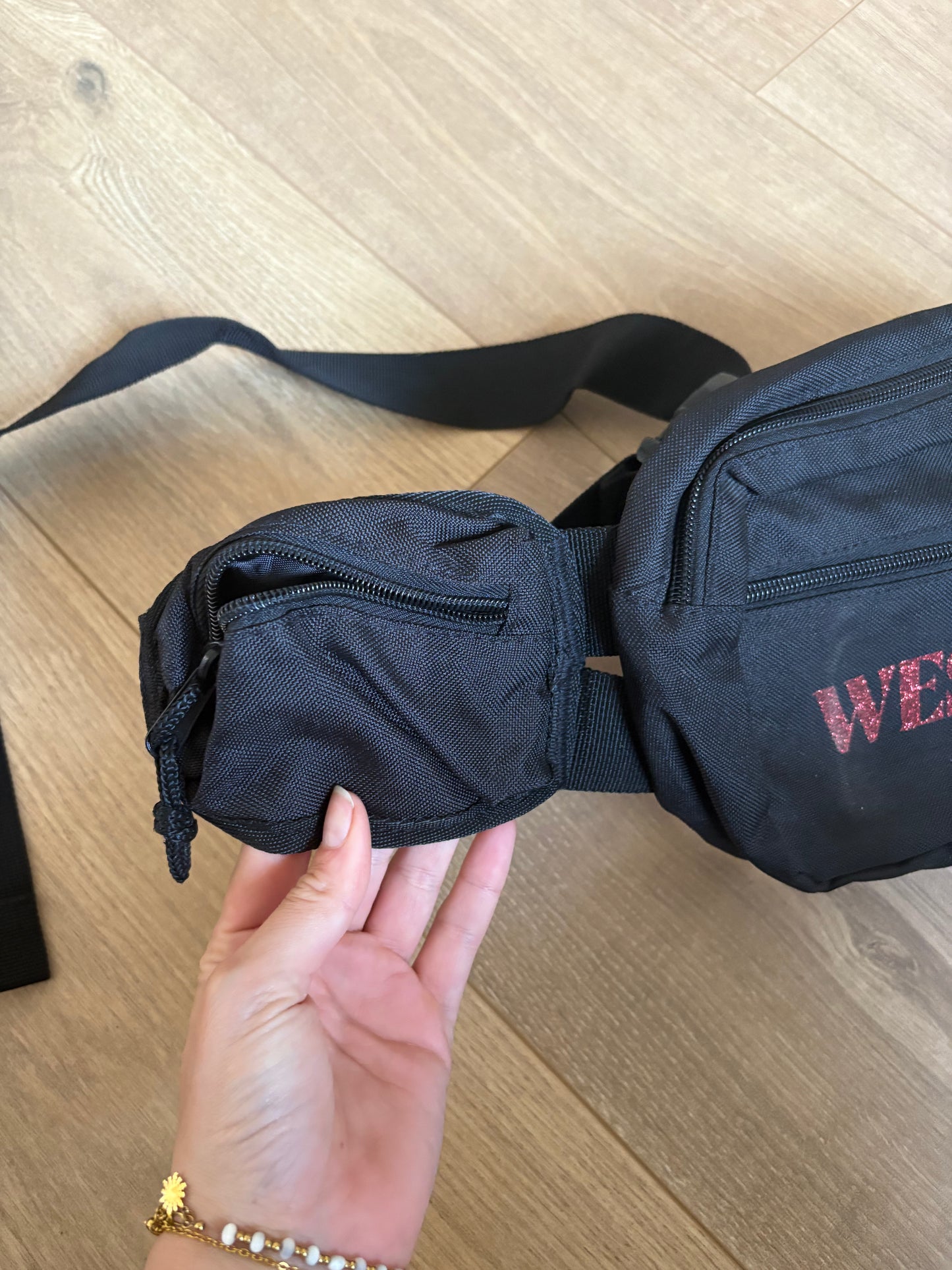 Banane “Western” noire – Multi-poches & paillettes rouges