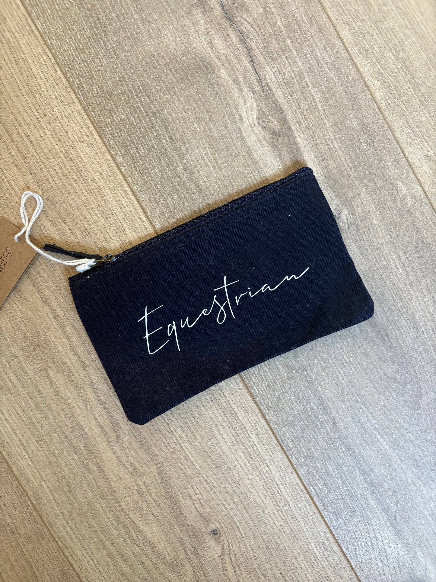 Trousse en tissu bleu marine – “Equestrian” blanche